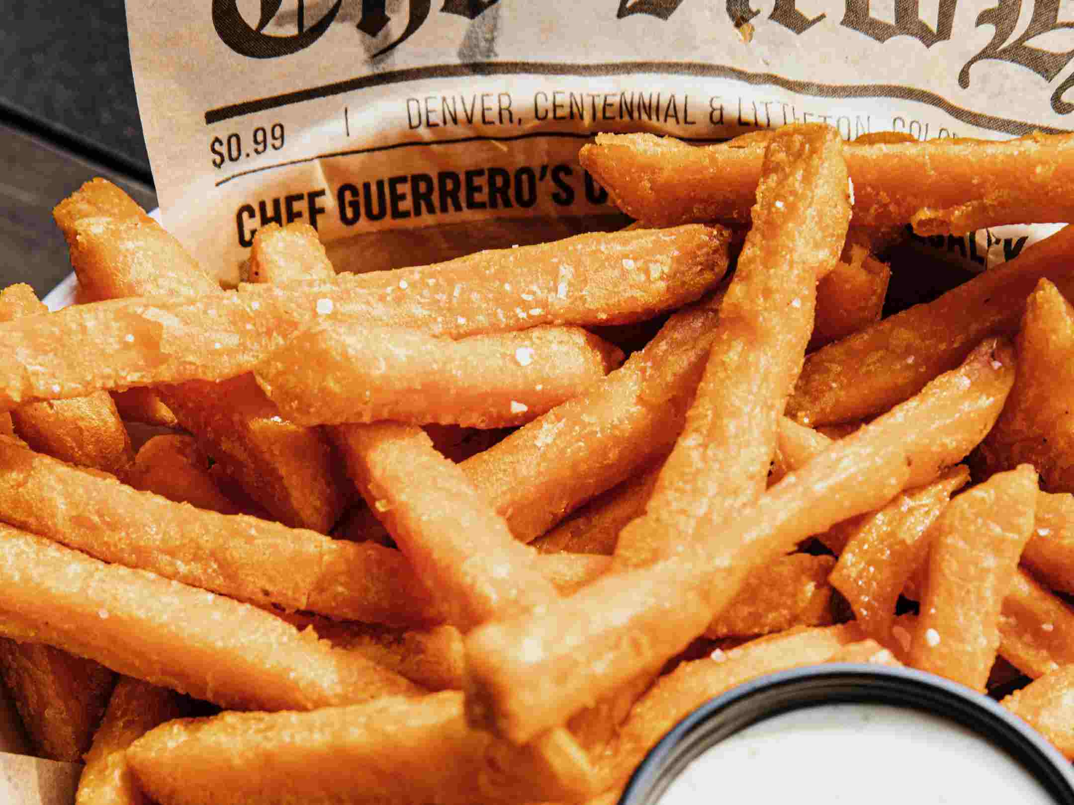 Batatas fritas prontas para servir