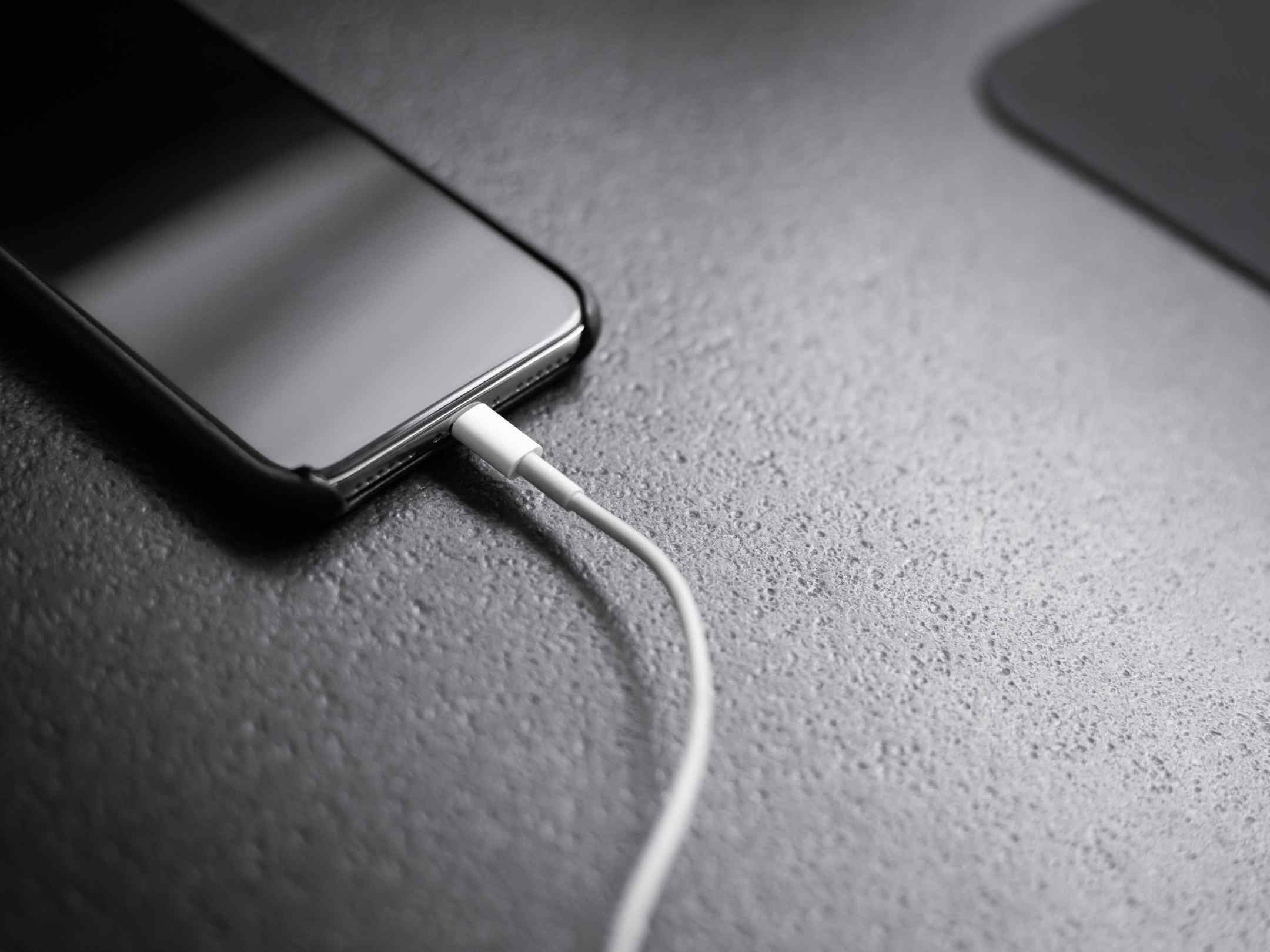 Smartphone sendo carregado em uma tomada