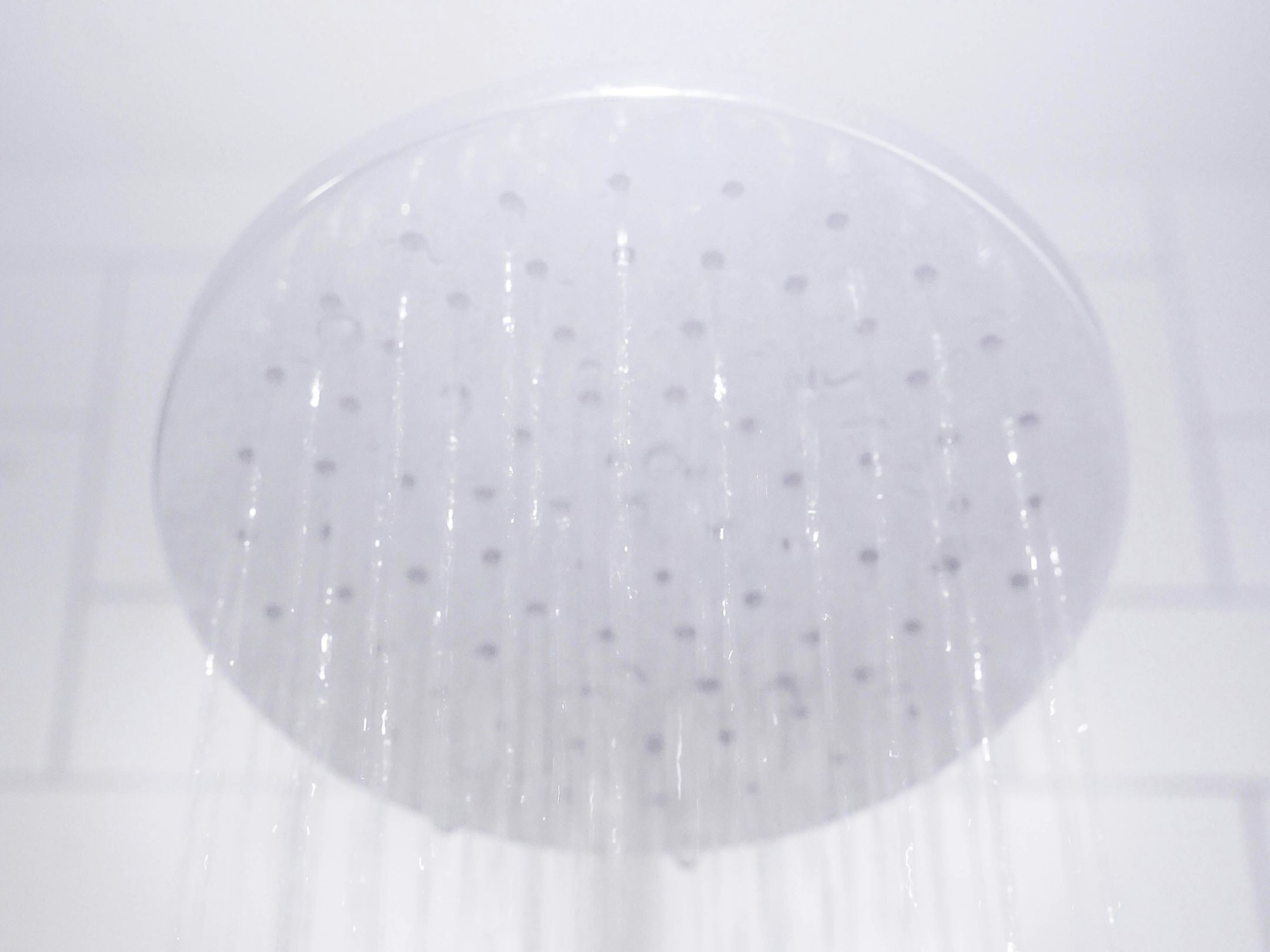 Chuveiro elétrico instalado em banheiro residencial