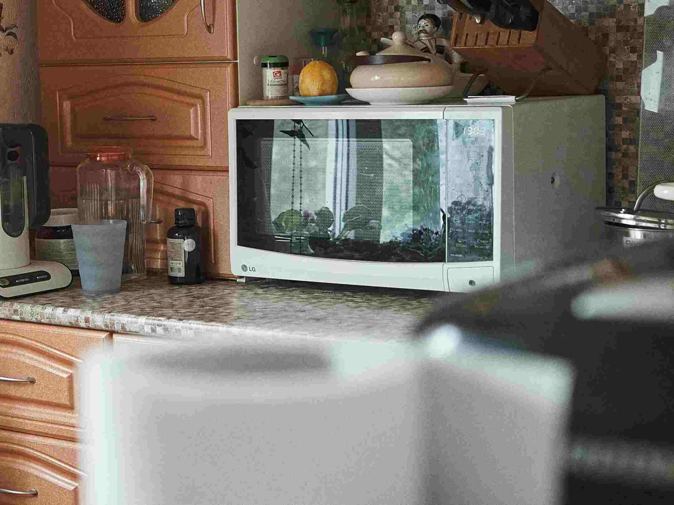 Forno Micro-ondas dentro de uma cozinha iluminada naturalmente