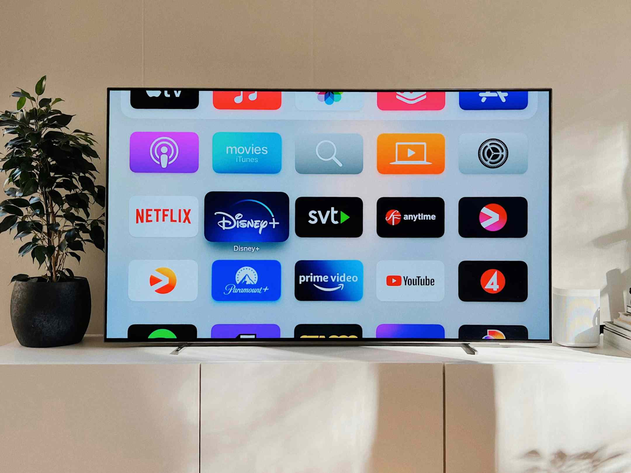 TelevisĂŁo ligada em uma sala