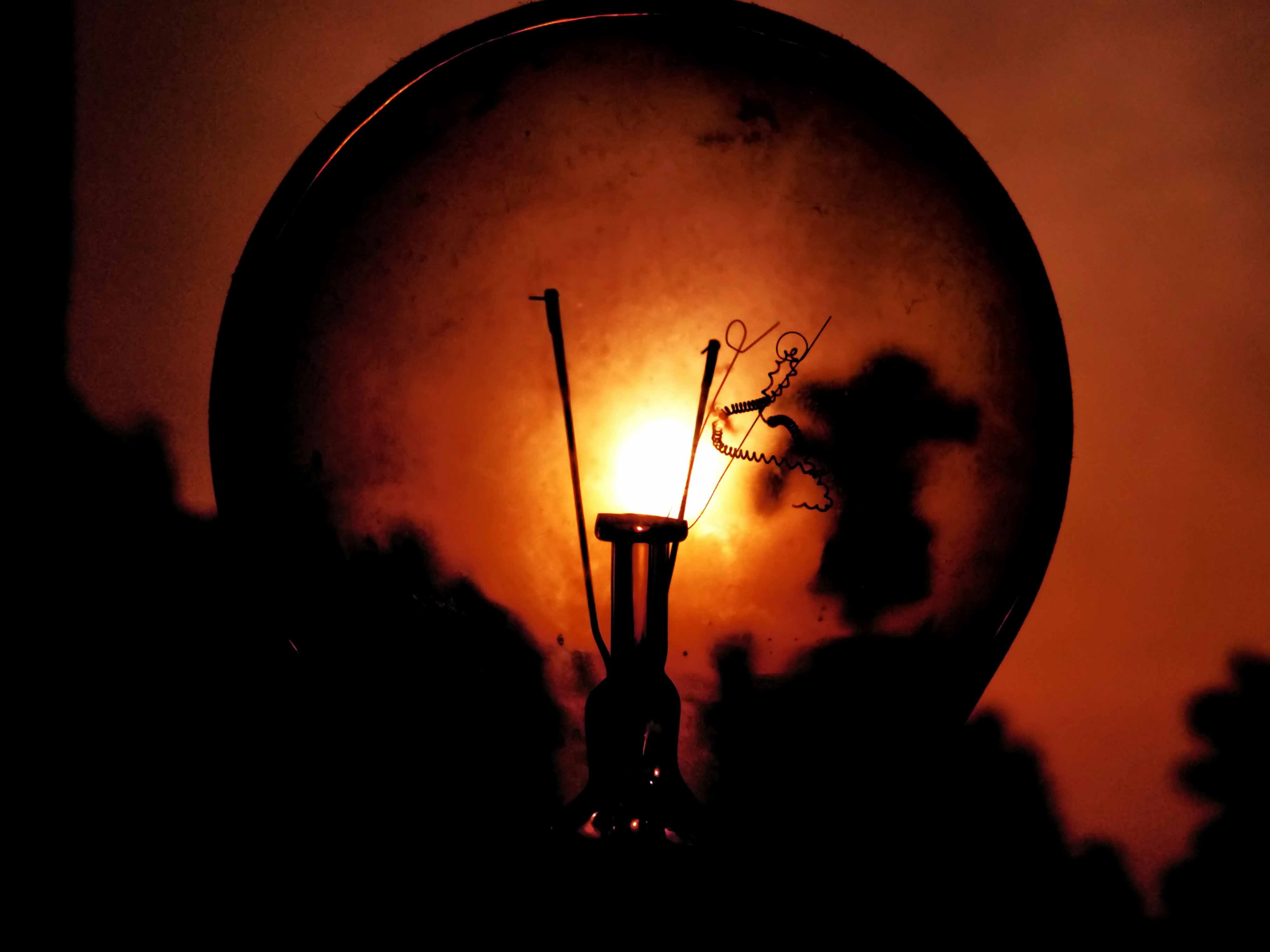 Lâmpada incandescente iluminada pelo sol