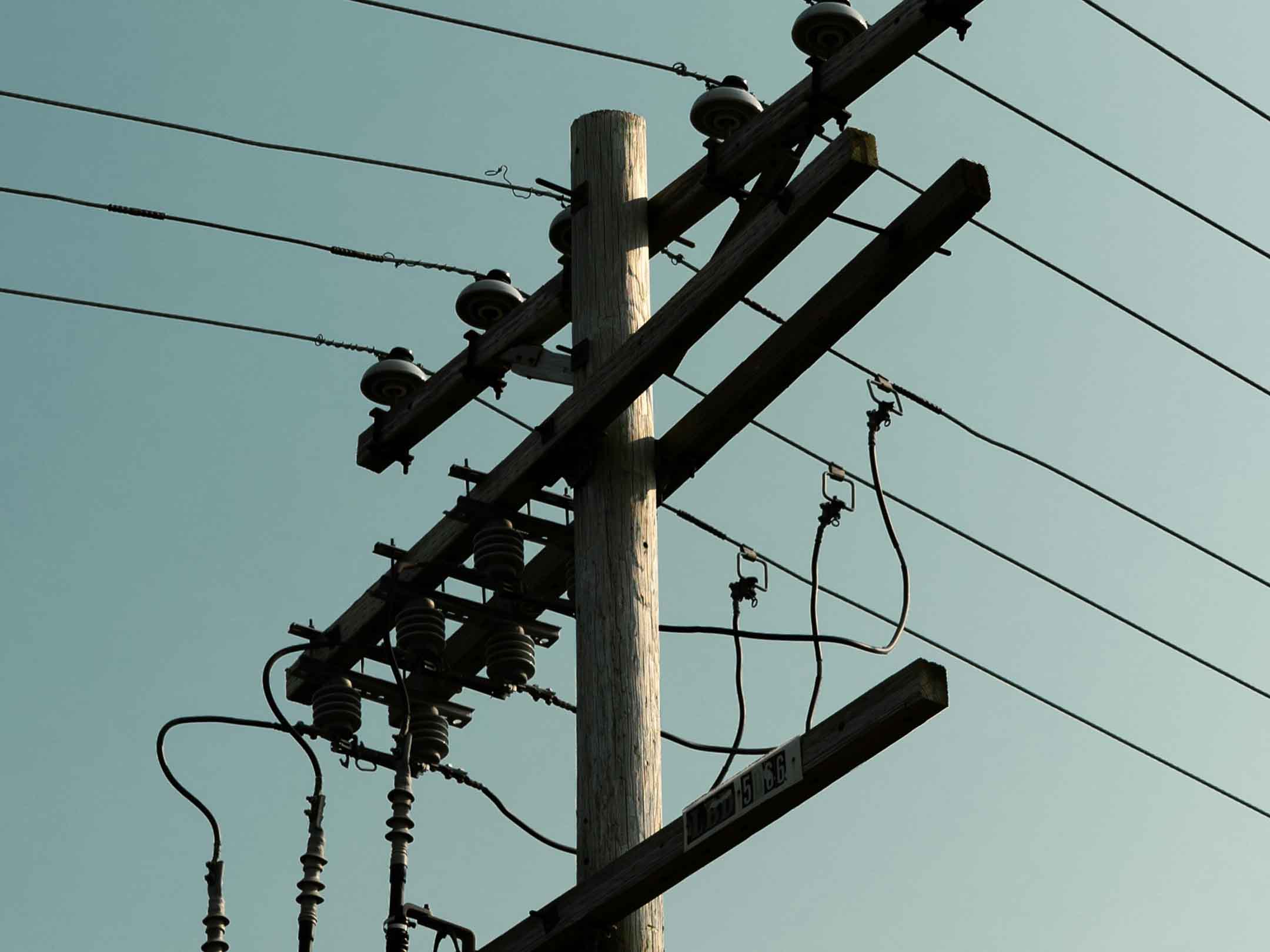 Poste com fiação elétrica. Foto por Adrian Hernandez
